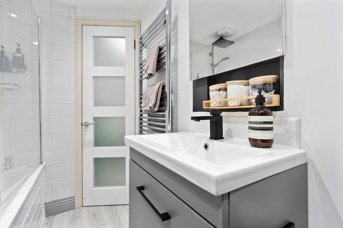 Appartamento Cozy And Quiet 2 Minutes Walk From Main Street Flat W Garden Londra